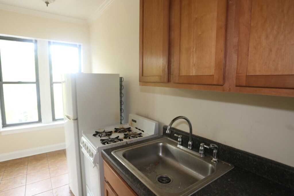 Building Photo - 4619 N Paulina St