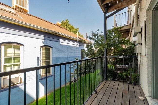 Building Photo - Beautiful Row Home Style Condo Central Den...
