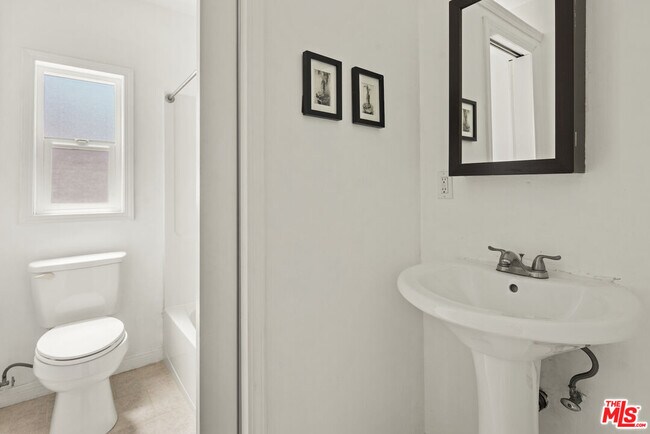 Building Photo - 352 Hargrave St