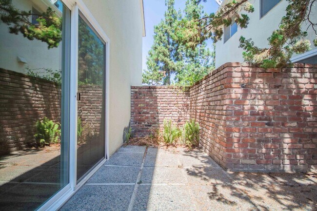 Building Photo - 5085 N Roosevelt Ave