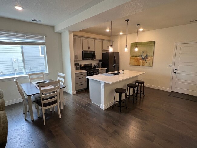 Building Photo - Students Welcome! 2 Story townhome in Registry Ridge---furnished option available