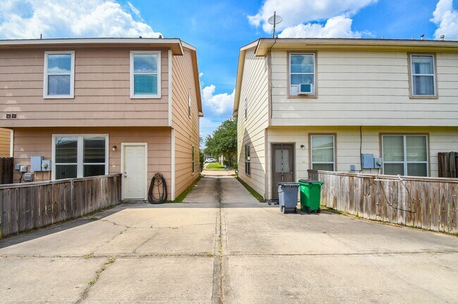 Building Photo - 16843 Mammoth Springs Dr