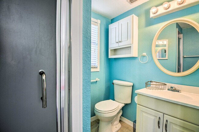 Building Photo - 896 S Venice Blvd