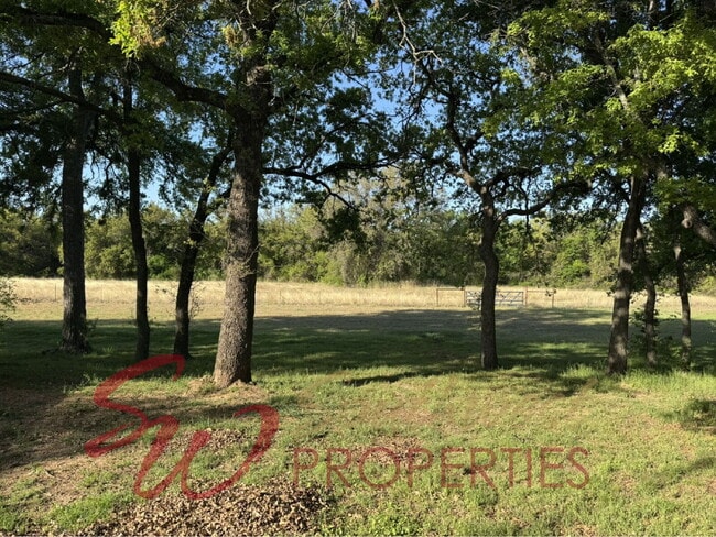 Building Photo - 2 bedroom 2 bath on a 12 acre paradise!