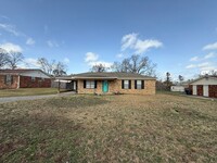 Building Photo - 3 bed/2 bath home with attached carport an...