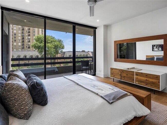 Building Photo - 2660 Peachtree Rd NW