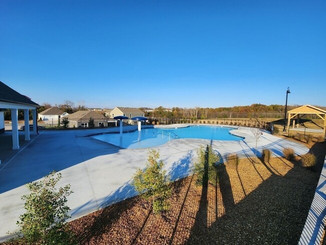 Building Photo - FOR LEASE: END UNIT TOWNHOME LOCATED IN LE...