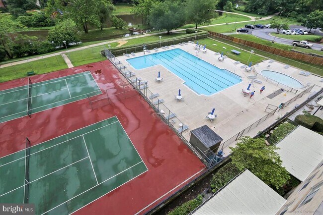 Building Photo - 10401 Grosvenor Pl