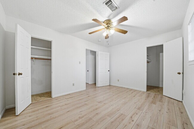 Building Photo - 204 W Lampasas St