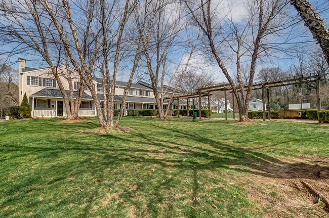 Building Photo - Charming Townhome in Sought-After Williams...