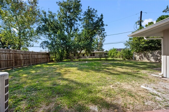 Building Photo - 6138 Kenilwood Dr