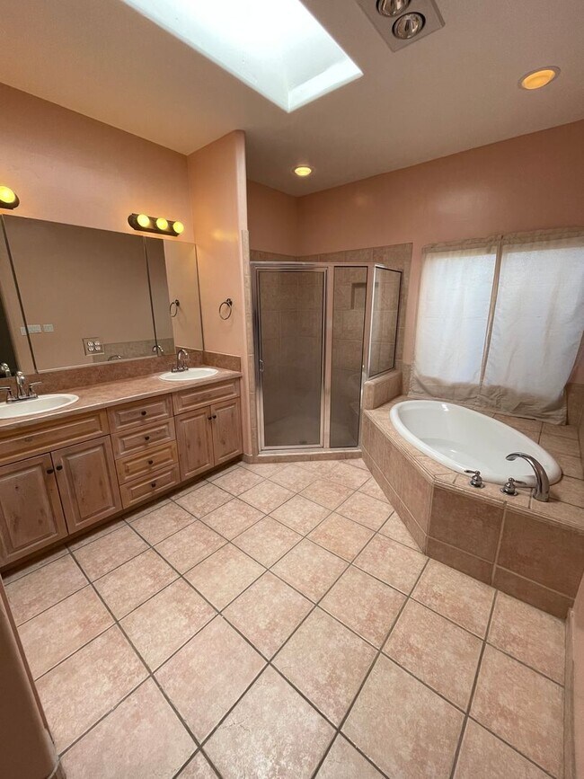 Building Photo - Beautiful 3 Bedroom/2.5 Bath w/ Office off...