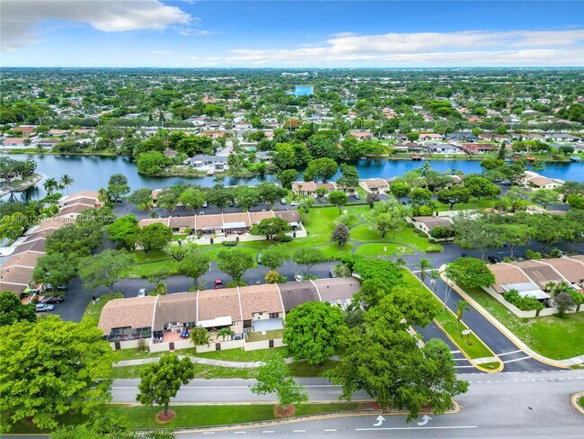Building Photo - 13804 Kendale Lakes Dr