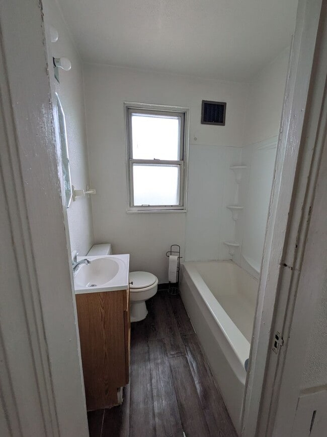 Building Photo - 2 bed 1 bath home with large living room a...