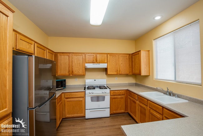 Building Photo - Fabulous 2Bdm 2.5Ba Home With Community Park & Pool.