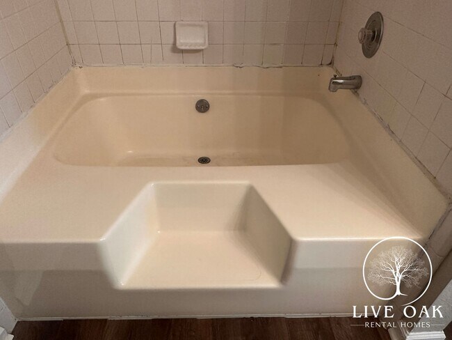 Building Photo - ENJOY A $500 MOVE-IN CREDIT WHEN YOU LEASE TODAY!**