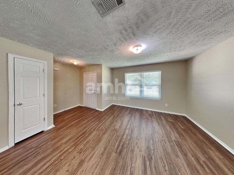 Building Photo - 1215 Lasalle Dr