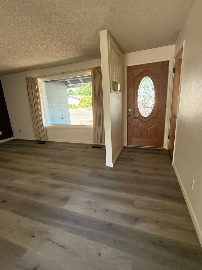 Building Photo - Stunning Pet Friendly Three Bedroom Corval...