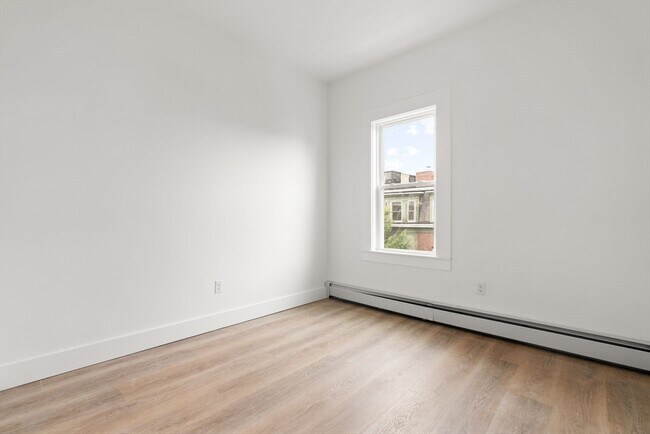 Building Photo - 467 E 3rd St