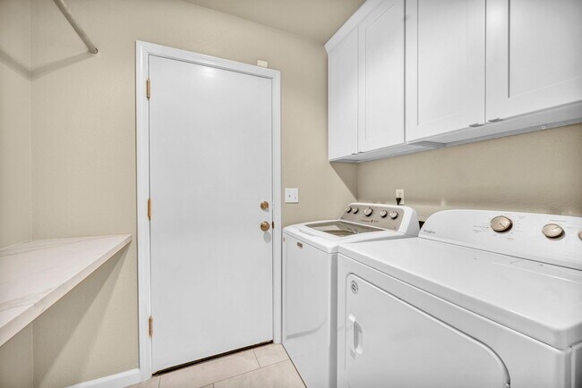 Building Photo - 4731 Ellicott Wy