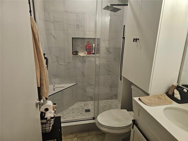Building Photo - 915 Club Cir
