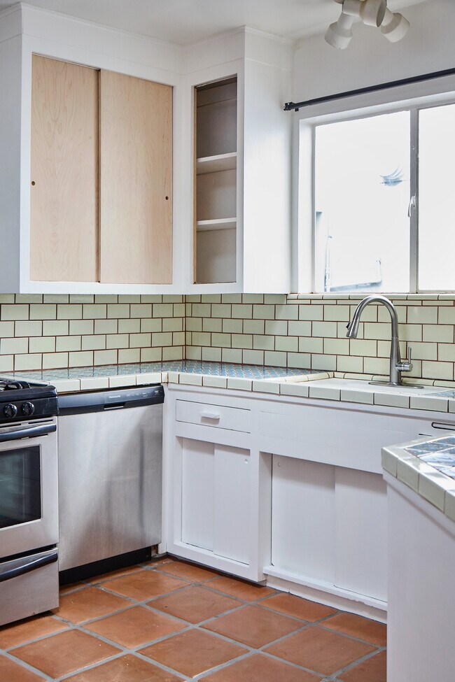 Building Photo - 6148 Glen Holly St