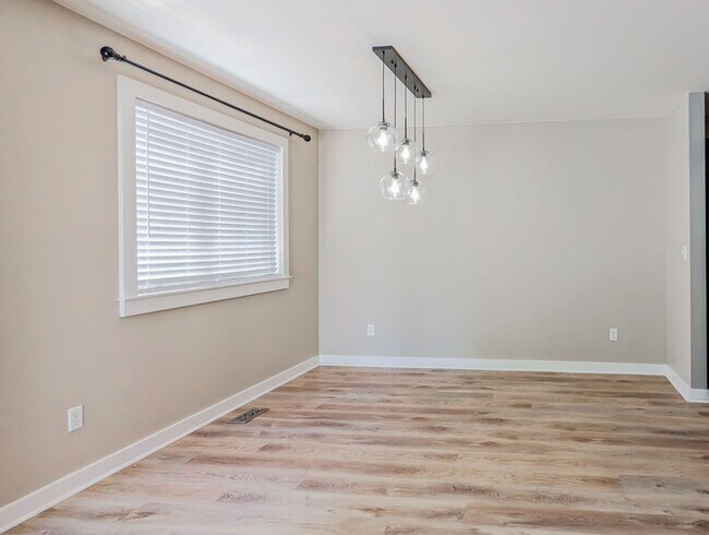 Building Photo - Beautifully maintained move-in ready 4-bed, 2.5-bath home with upgrades throughout!