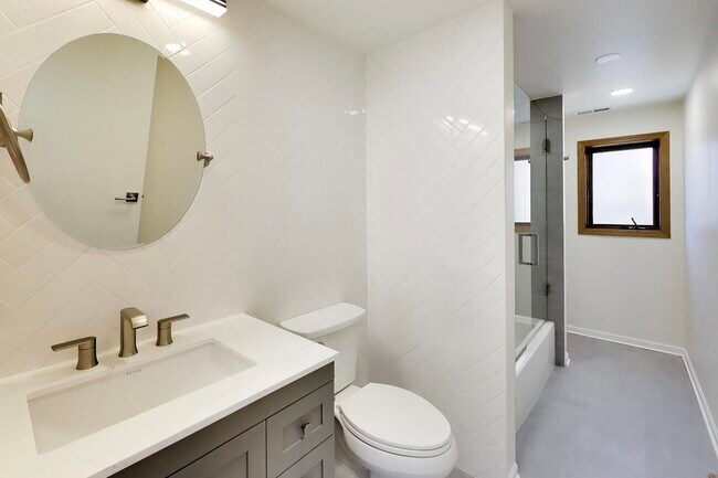 Building Photo - 1209 E Davis St