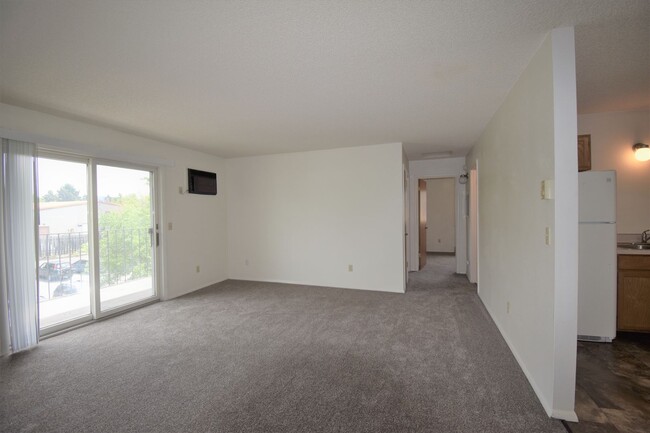 Building Photo - Top Floor Two Bedroom! Great Cental Location