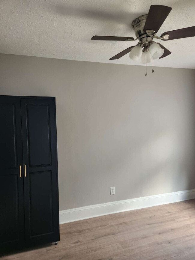 Building Photo - New Fridge & Stove Included!