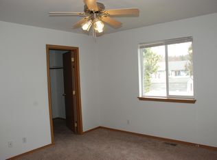 Building Photo - 4 bed 2 bath multi-level in Central CDA ( new carpet)