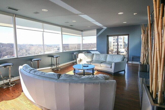 Building Photo - {803 #604} Churchill Condo Located on the County Club Plaza + In-Unit W/D + Parking Included