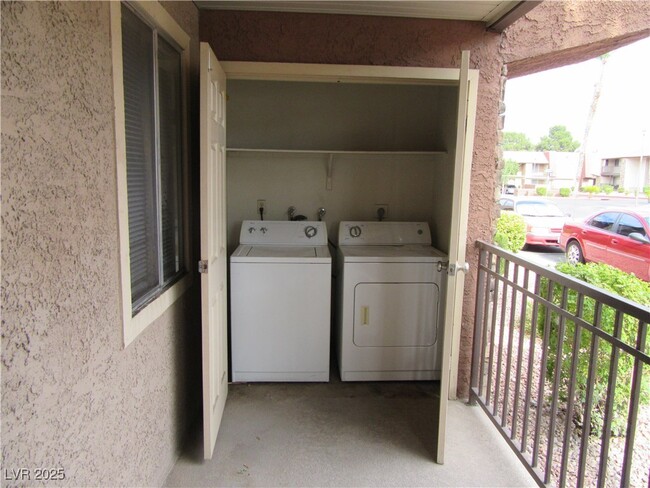 Building Photo - 4954 River Glen Dr