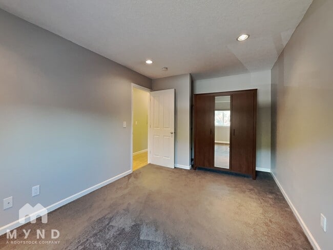 Building Photo - 200 SW Florence Ave