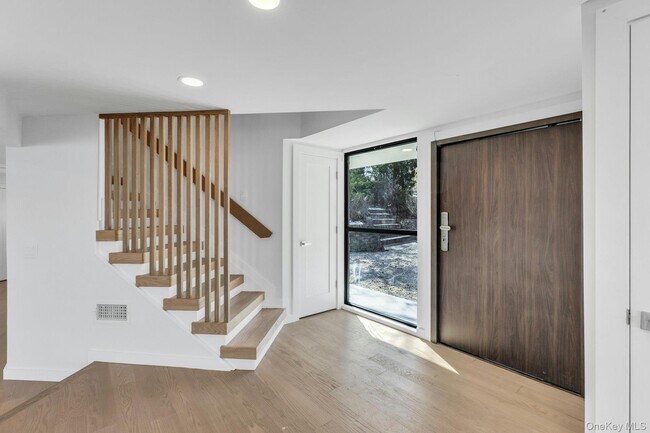 Building Photo - 10 Bay View Dr