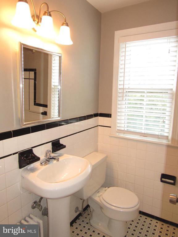 Building Photo - 206 S Courthouse Rd