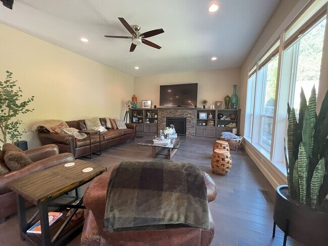 Building Photo - Expansive 4-Bedroom Home with Office, Ente...