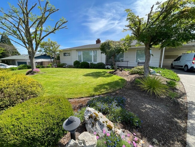 Building Photo - Updated 3 bedroom, 2 bath home