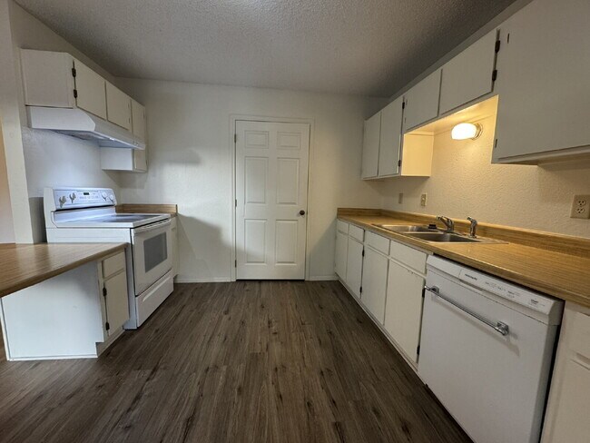 Building Photo - Move in Ready 2 bedroom 1 bath apartment -...