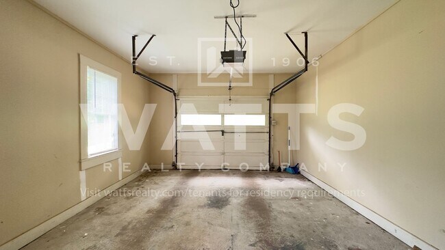 Building Photo - 2BR/1.5BA Roebuck Home