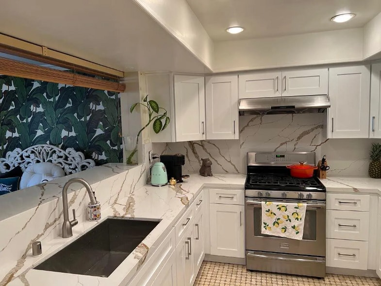 Building Photo - 6752 Hillpark Dr