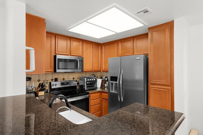 Building Photo - Stylish Furnished or Unfurnished 2BR/2BA C...