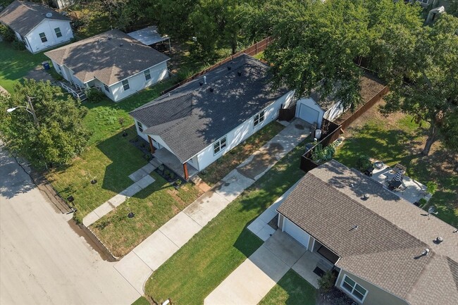 Building Photo - 329 S 2nd St