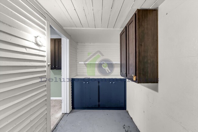 Building Photo - 2 Bed 1 Bath Bonus Room PRICE DROP!