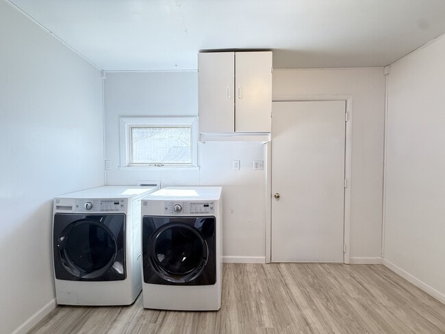 Building Photo - 272 River Rd