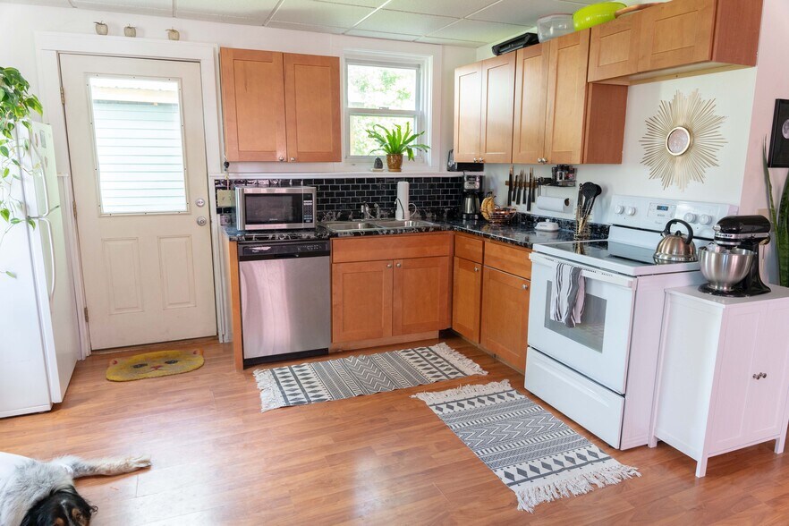 Building Photo - 12 Pine St