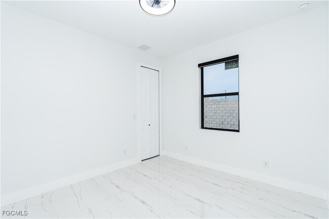 Building Photo - 903 NE 23rd St