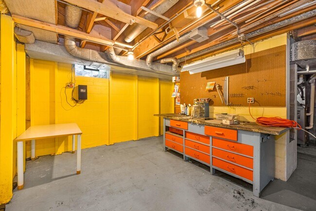 Building Photo - 214 E Spooner Rd