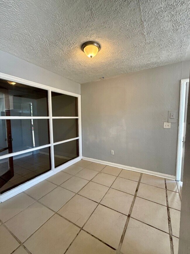 Building Photo - Special Home 1 Block from River! For Rent at an Affordable Price.