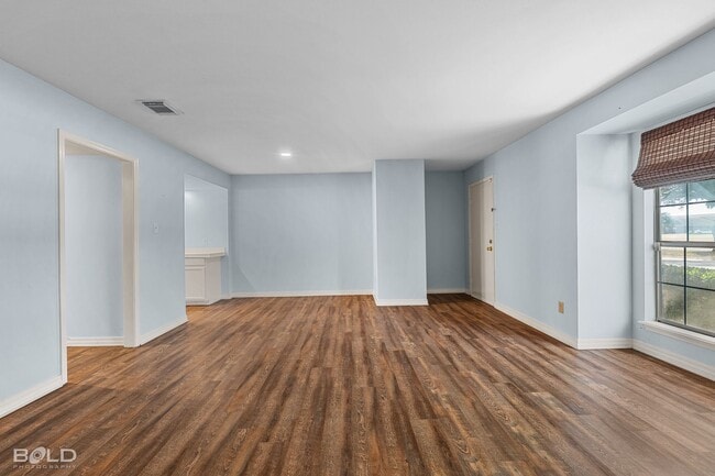 Building Photo - 421 Stratmore Dr